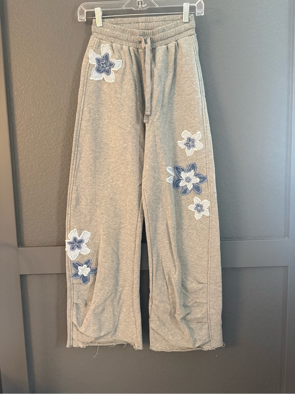 DRIFTWOOD • French terry gathered pants sweatpants - XS gray floral appliqué - Picture 2 of 7